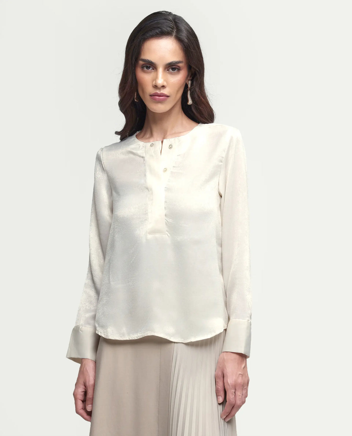 Rareism Women's Daxzo Off White Velvet Round Neck Plain Relaxed Fit Top