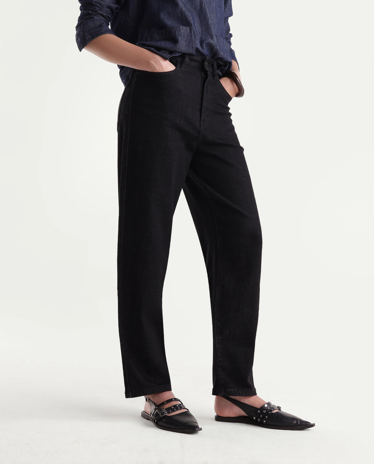 Rareism Women's Barol-1 Black Cotton Blend Shank And Zipper Ankle Barrel Plain Jeans