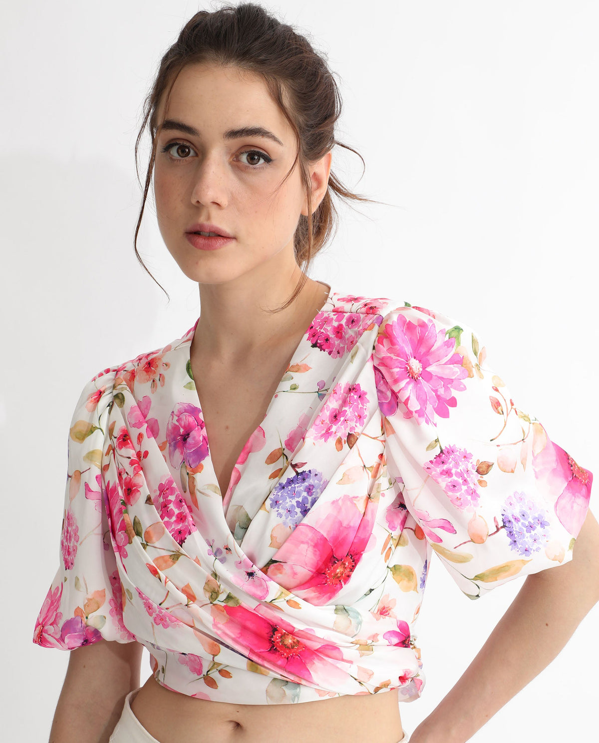 Rareism Women Dackio White Polyester Fabric Short Sleeves Tie-Up Closure V-Neck Balloon Sleeve Relaxed Fit Floral Print Cropped Top