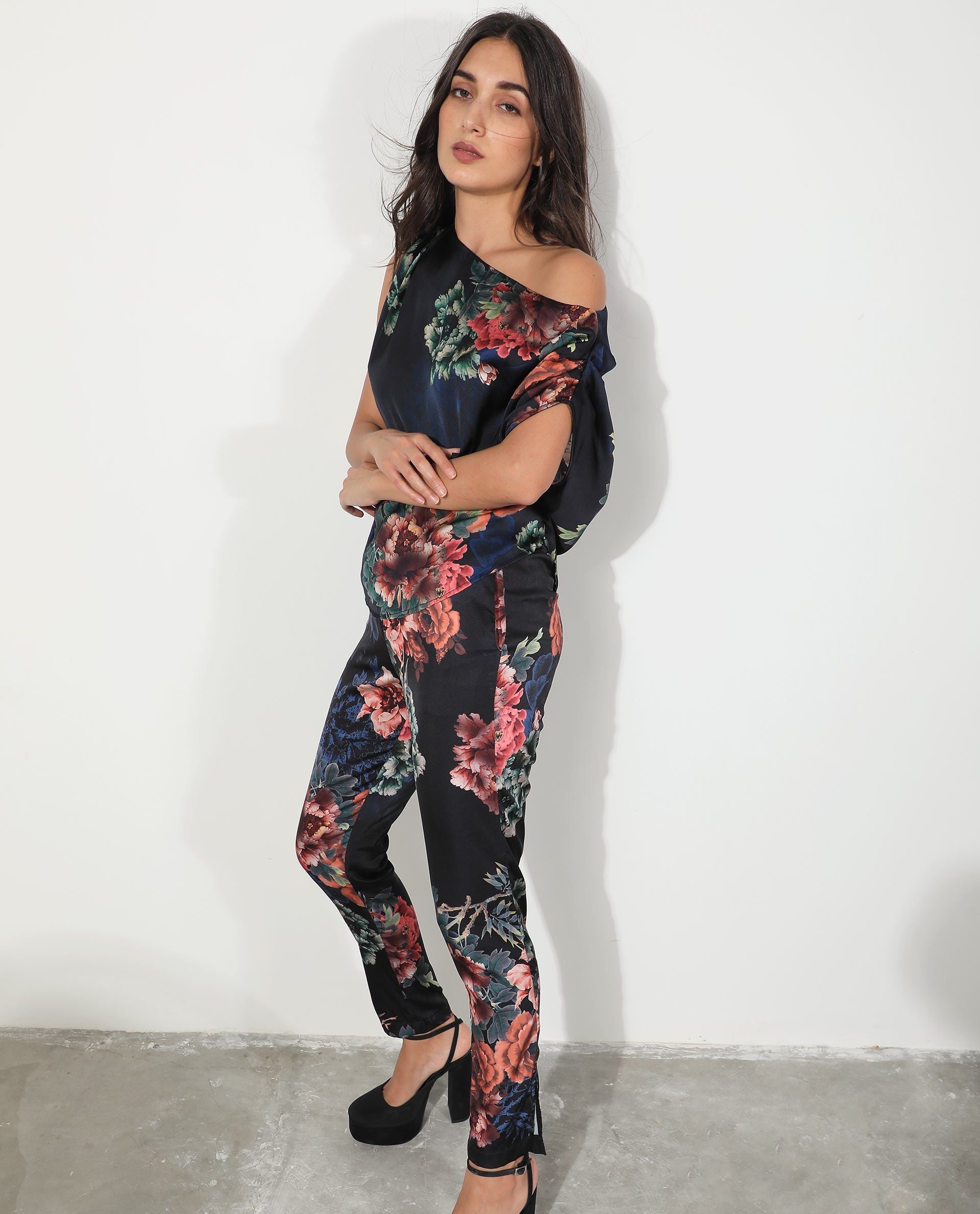 Rareism Women Wingadium Black Modal Fabric Regular Fit Floral Print Ankle Length Trousers