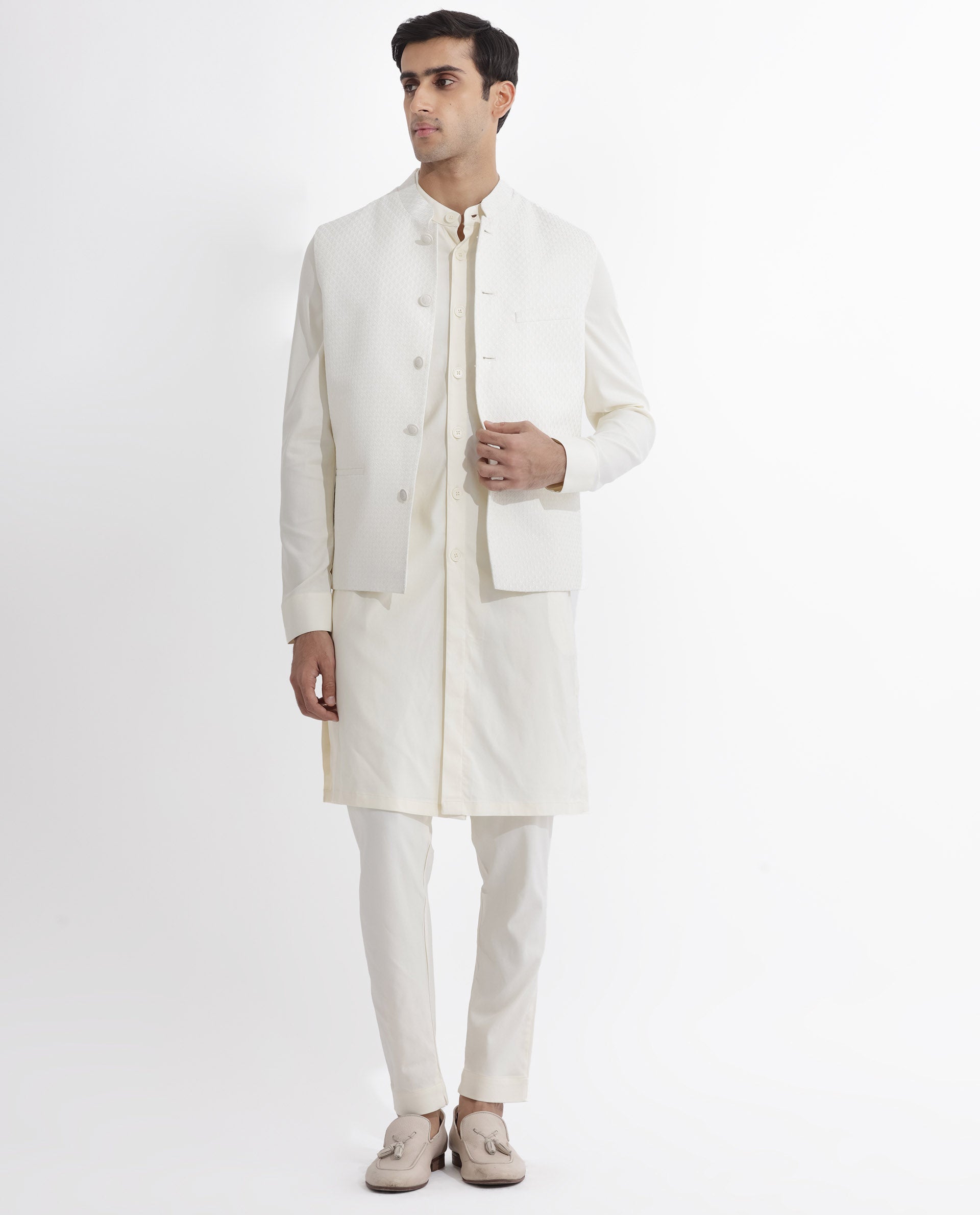 RARE RABBIT MENS LASMOS-B OFF WHITE BANDI SLEEVELESS MANDARIN COLLAR