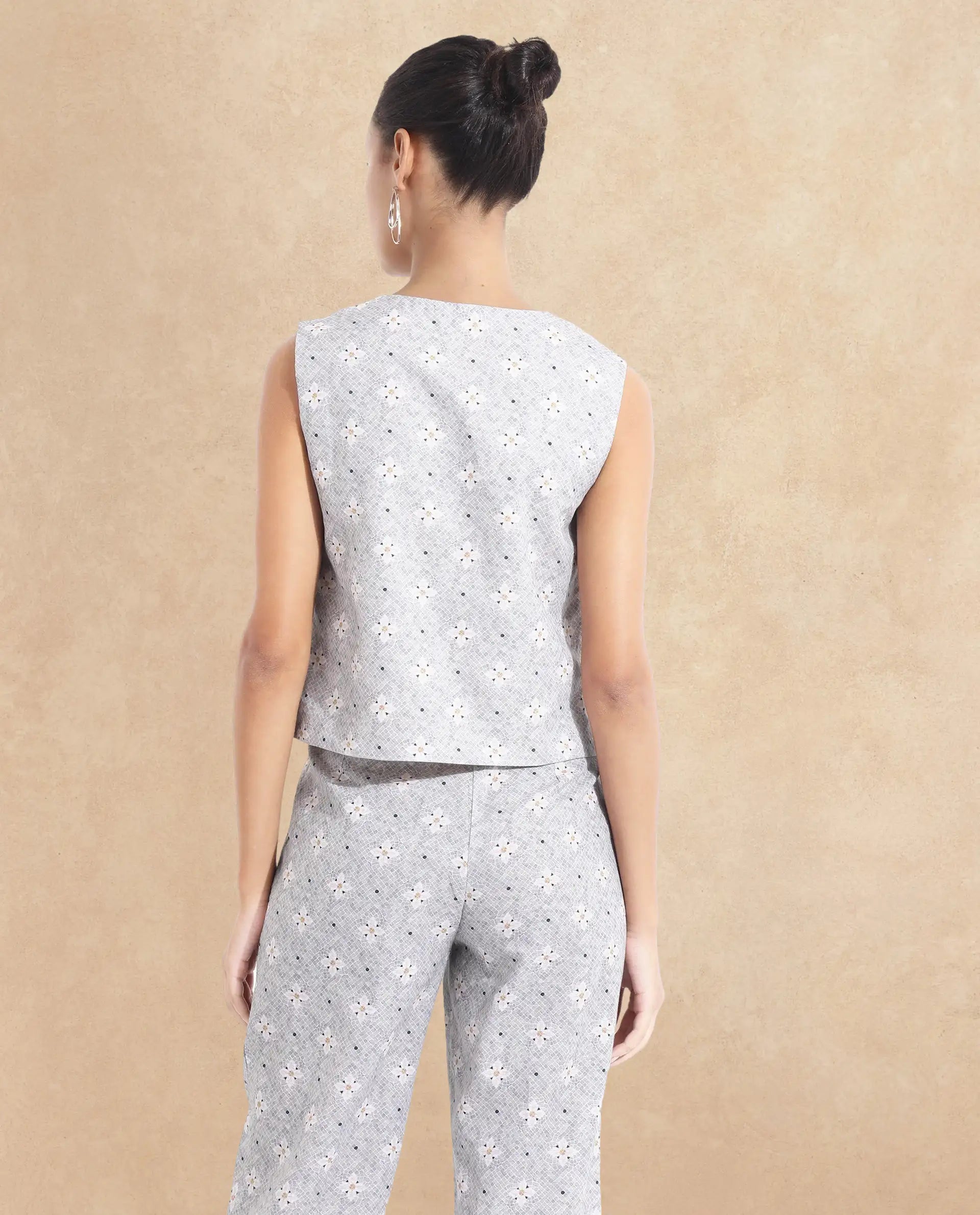 Rareism Women Lavia Light Grey Sleeveless V-Neck Cropped Floral Print Top