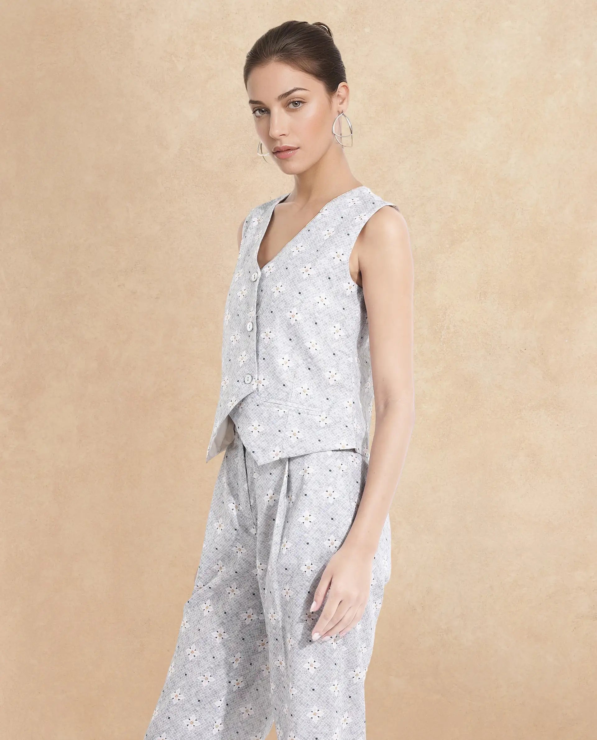 Rareism Women Lavia Light Grey Sleeveless V-Neck Cropped Floral Print Top