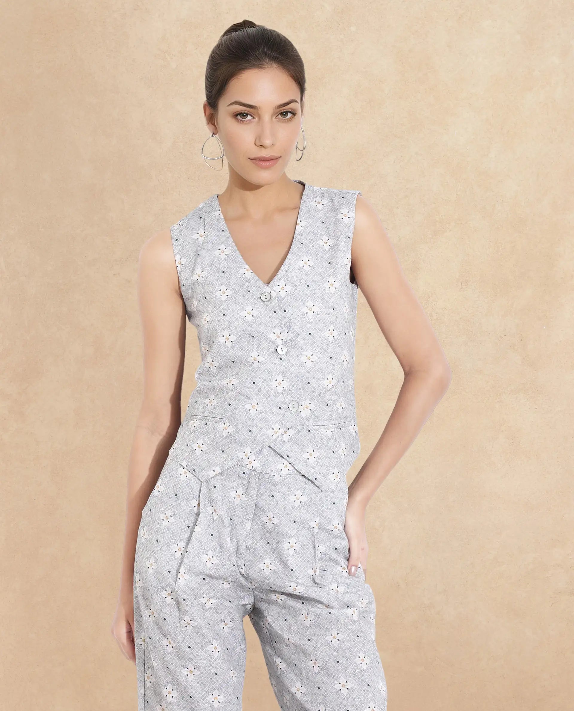 Rareism Women Lavia Light Grey Sleeveless V-Neck Cropped Floral Print Top