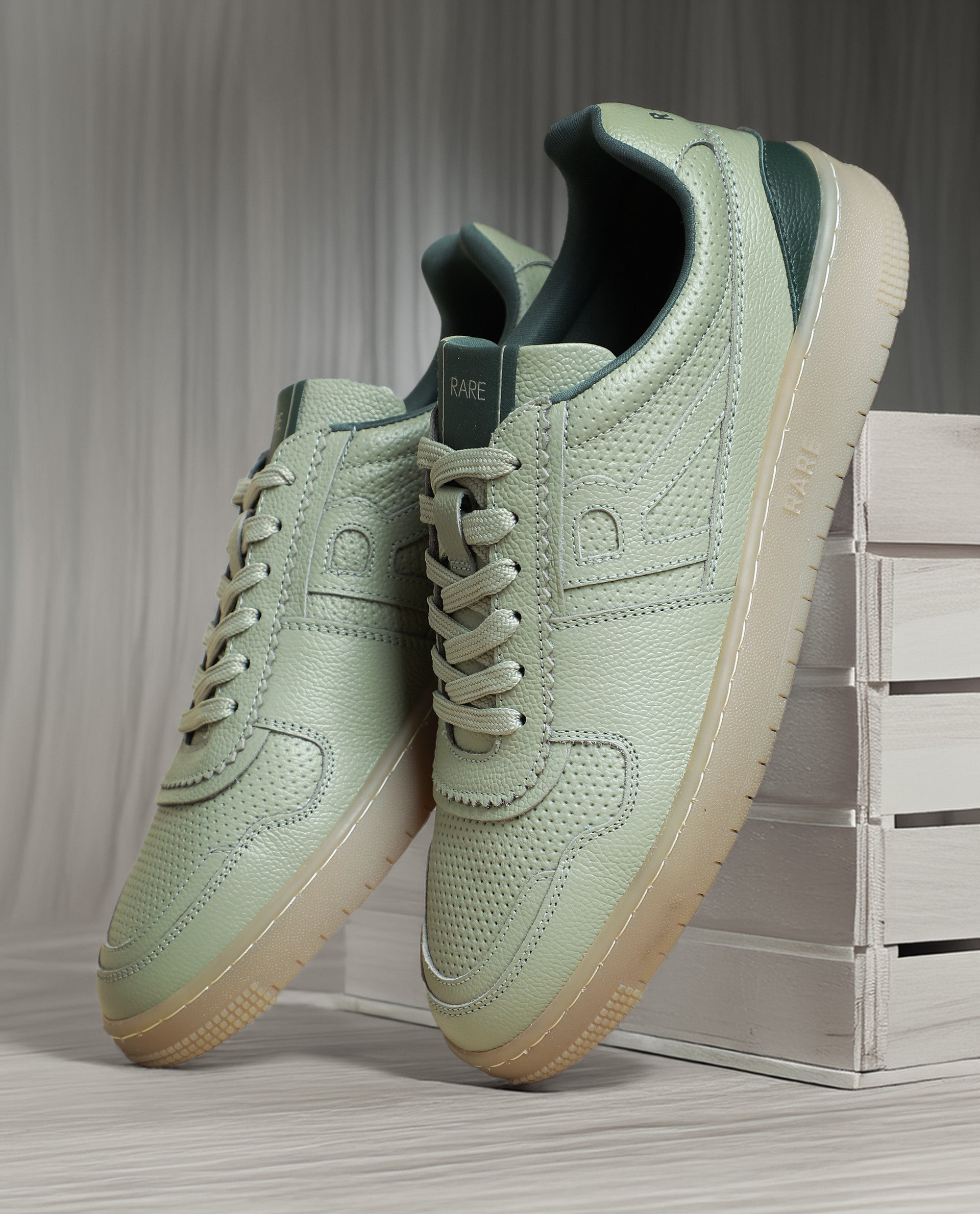 Rare Rabbit Mens Neva Sage Genuine Leather Lace-Up Closure Low -Top Dual Tone Sneaker