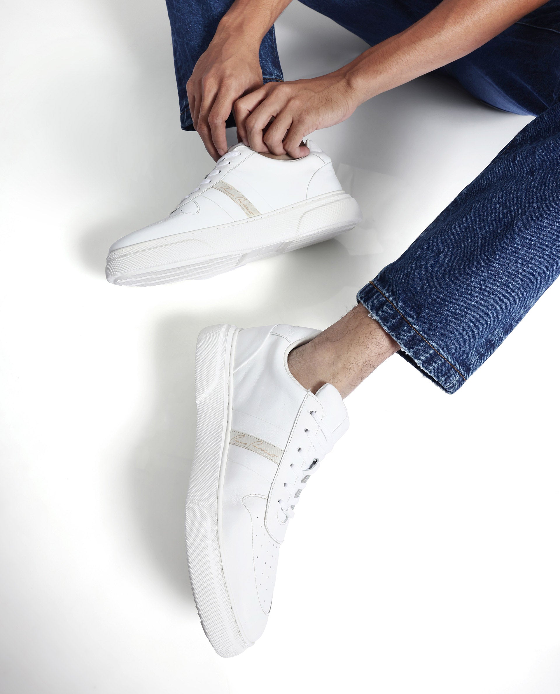 Rare Rabbit Mens Polaris White Round Toe Low Top Lace-Up Sneaker Shoes