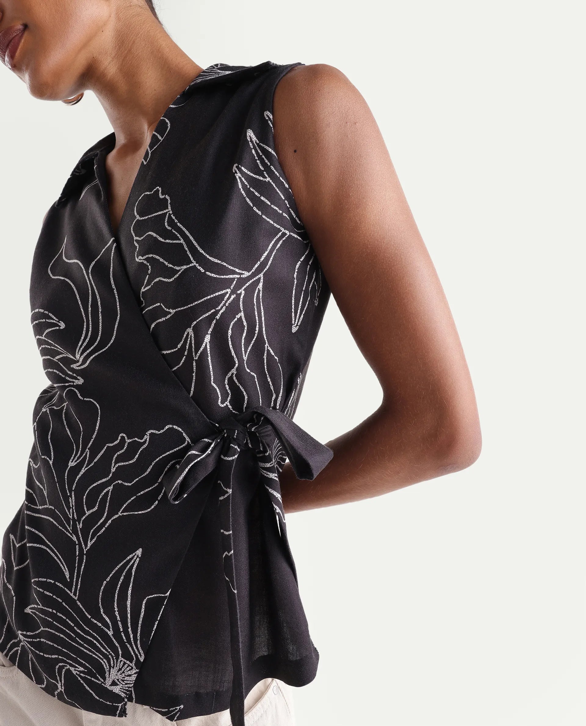 Rareism Women's Vanfu Black Polyester Sleeveless Regular Fit Floral Print Top