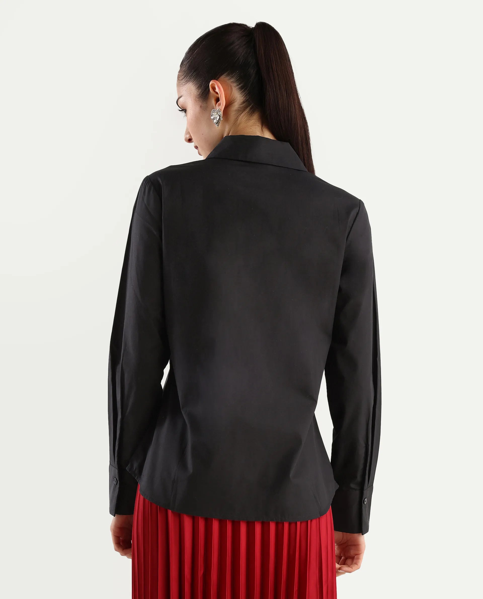 Rareism Women's Ceos Black Cotton Blend Spread Collar Plain Cuffed Sleeve Regular Fit Top