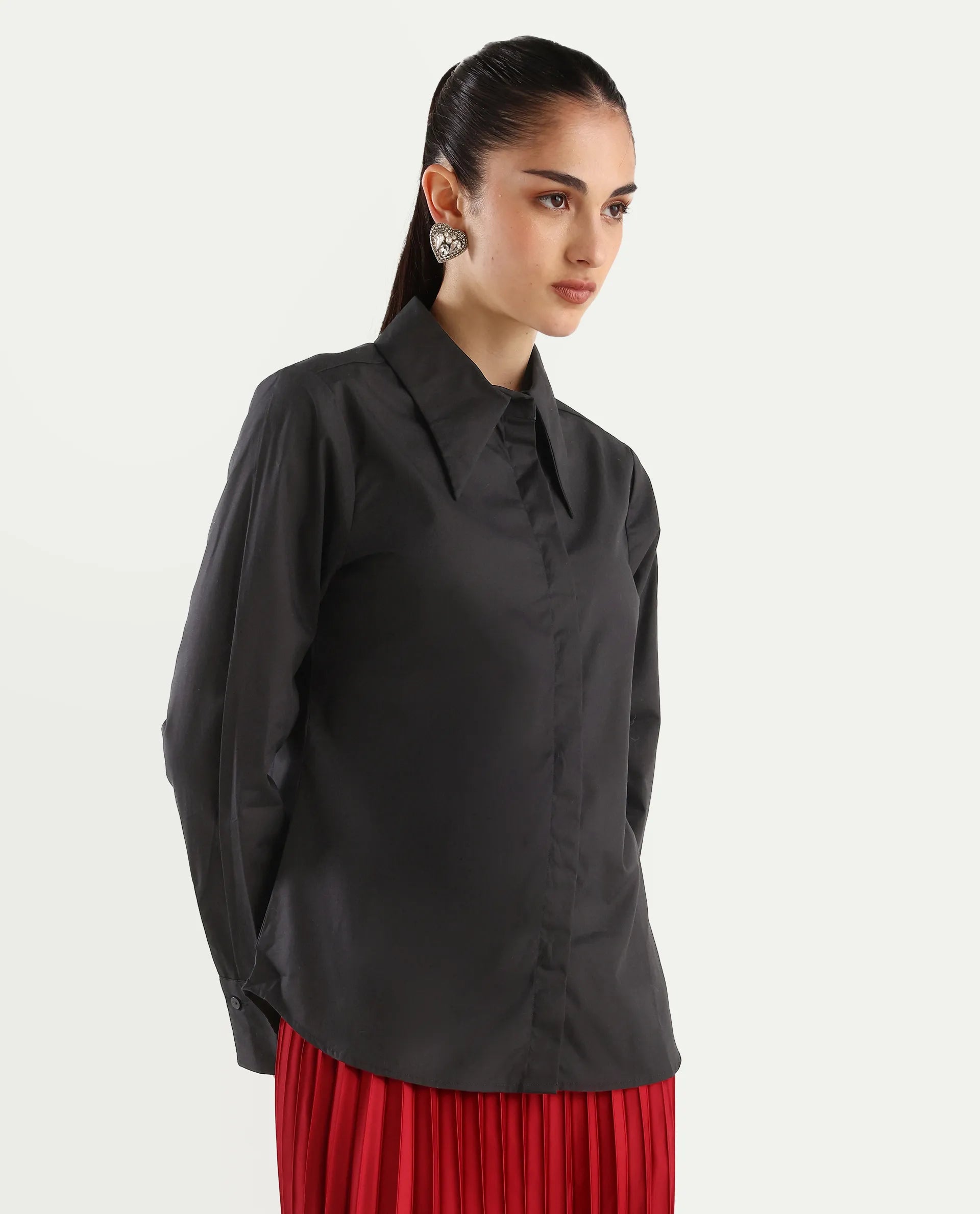 Rareism Women's Ceos Black Cotton Blend Spread Collar Plain Cuffed Sleeve Regular Fit Top