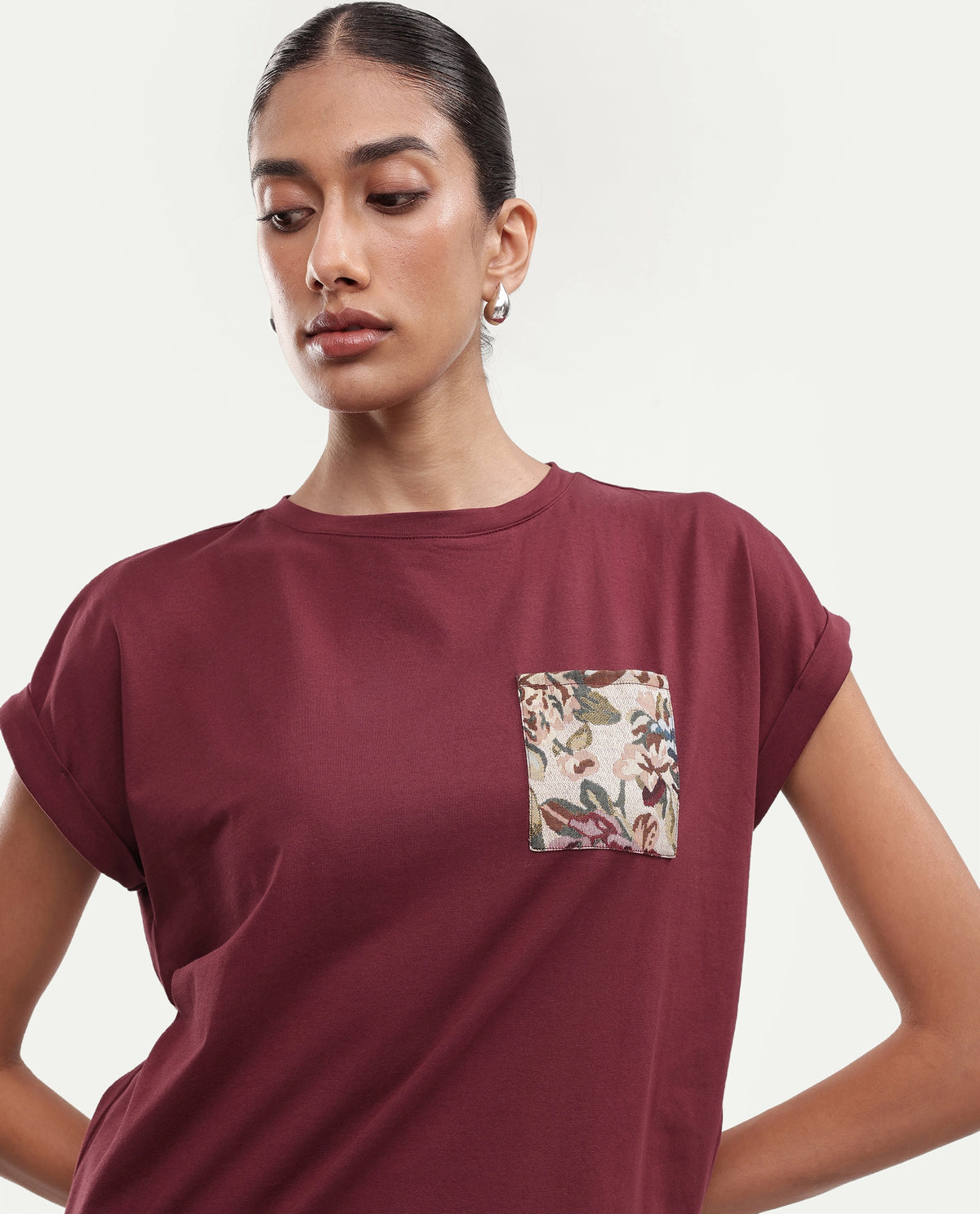 Rareism Women's Tasses Dark Maroon Cotton Blend Crew Neck Relaxed Jacquard T-Shirt
