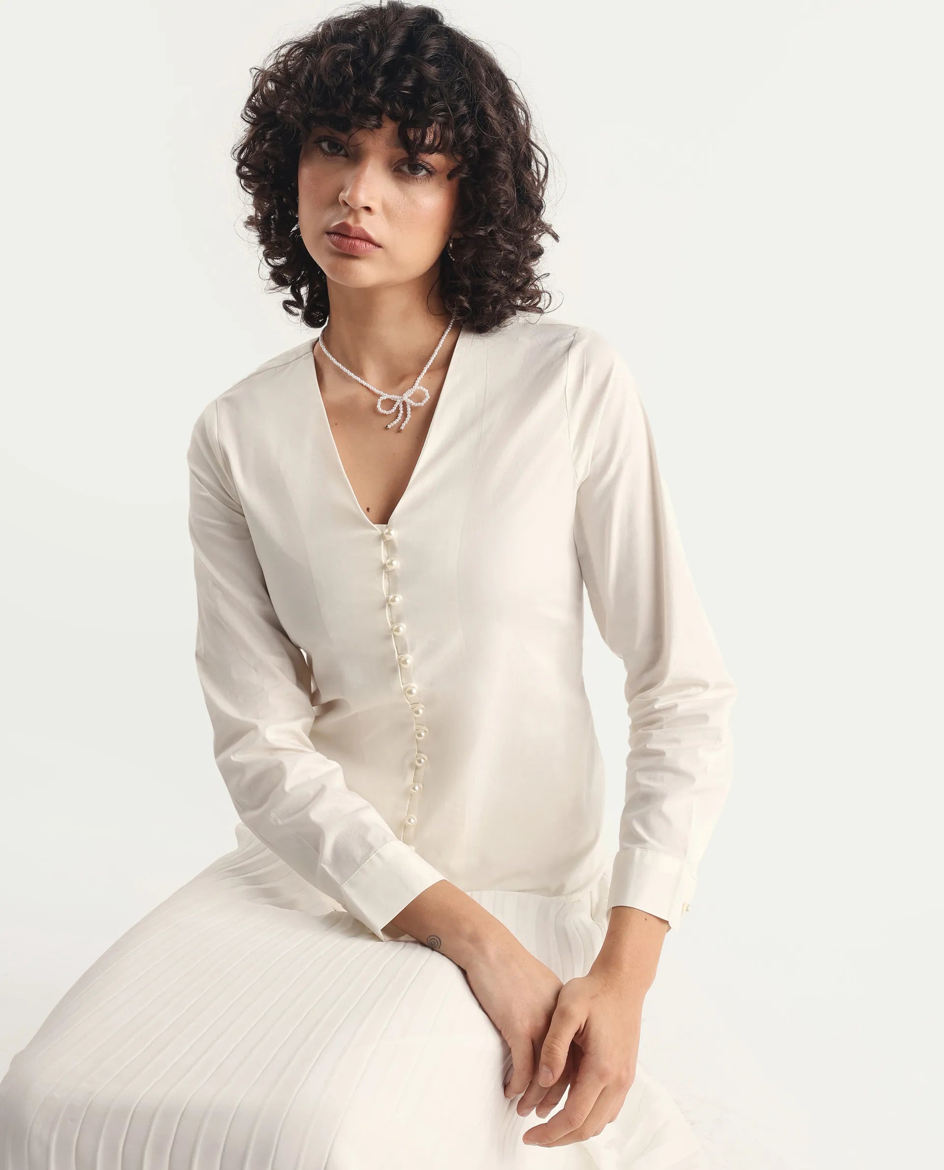 Rareism Women's Starbs Off White Cotton V-Neck Plain Cuffed Sleeve Regular Fit Top