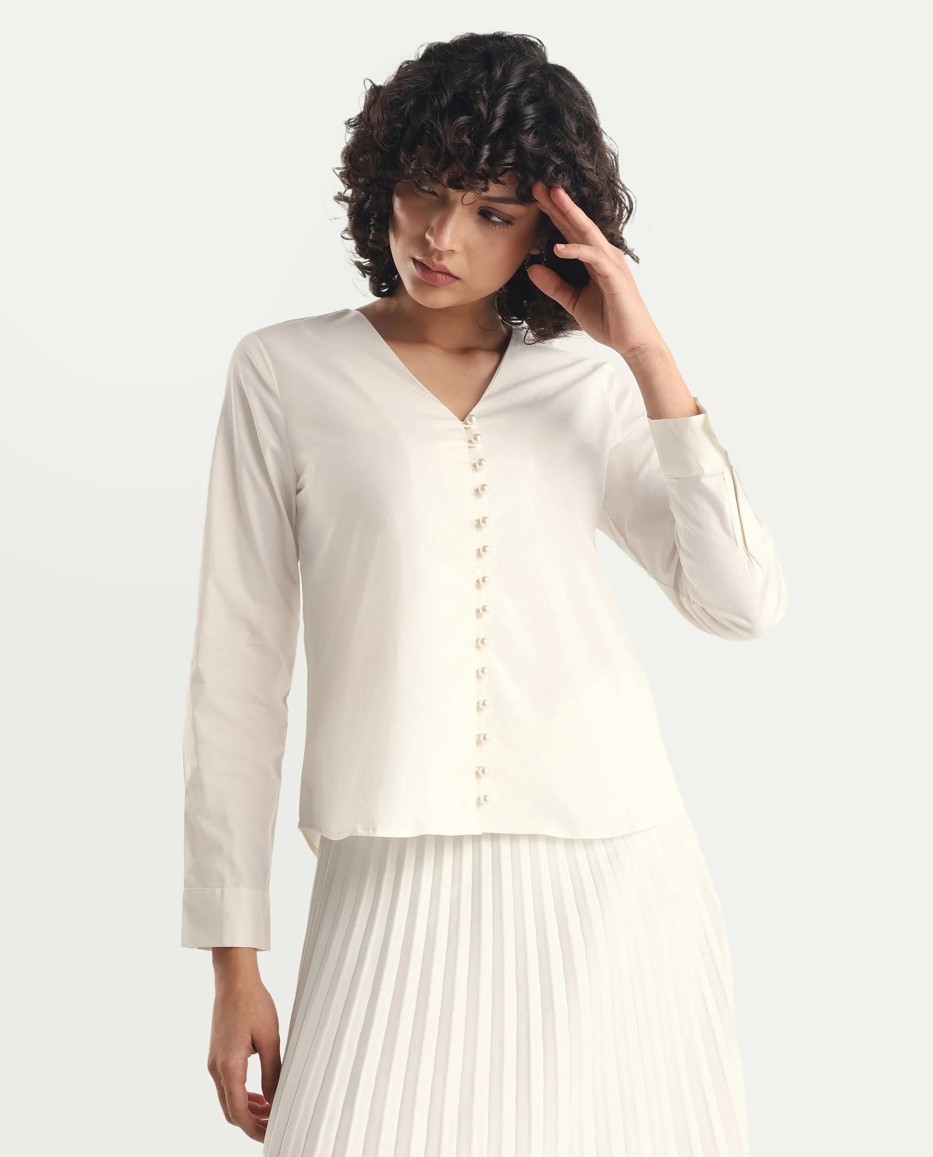 Rareism Women's Starbs Off White Cotton V-Neck Plain Cuffed Sleeve Regular Fit Top