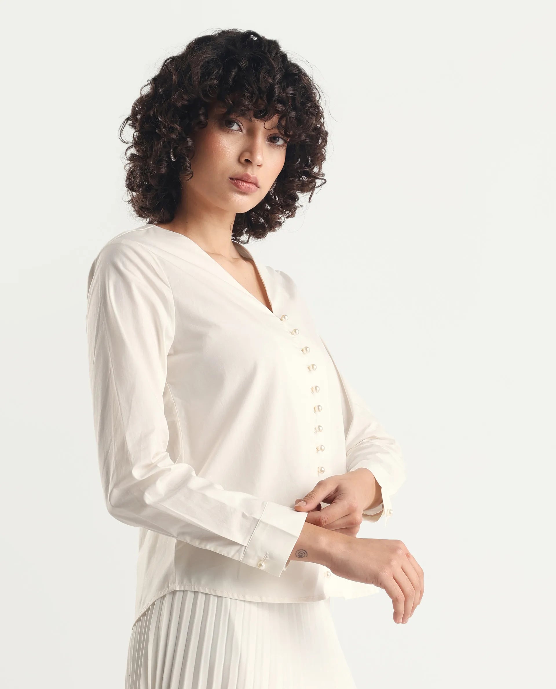 Rareism Women's Starbs Off White Cotton V-Neck Plain Cuffed Sleeve Regular Fit Top