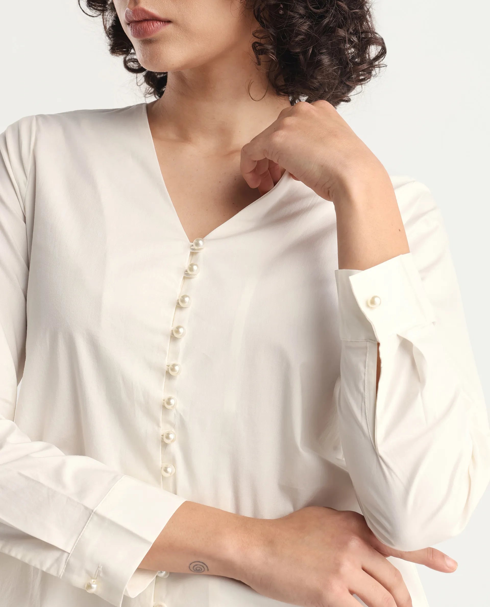 Rareism Women's Starbs Off White Cotton V-Neck Plain Cuffed Sleeve Regular Fit Top