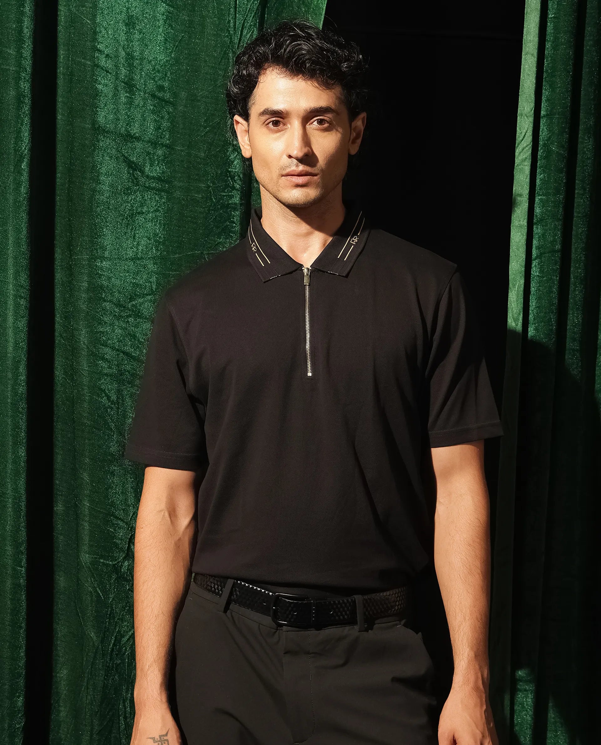 Rare Rabbit Mens Zire Black Short Sleeve Regular Fit Monogram Collar Solid Polo T-Shirt