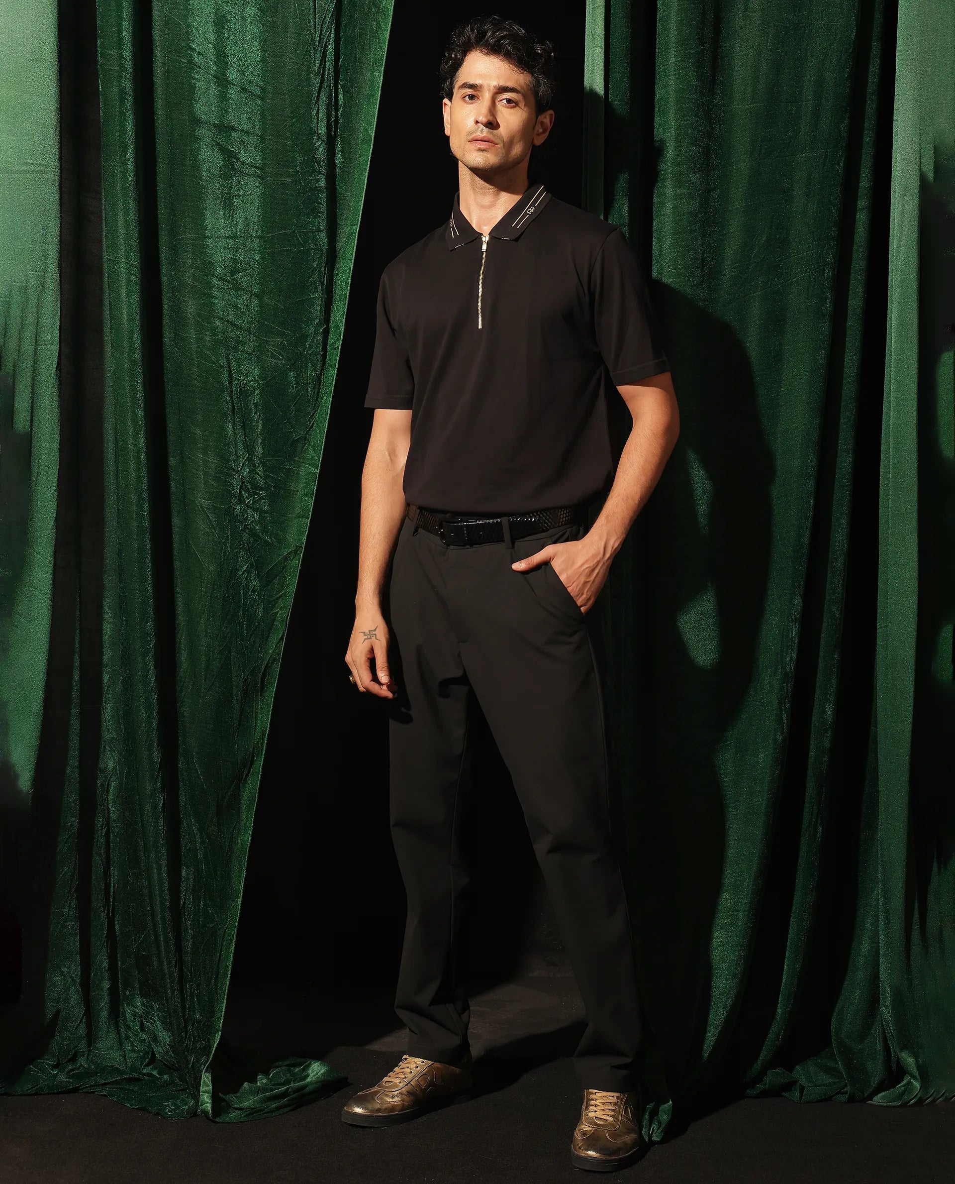 Rare Rabbit Mens Zire Black Short Sleeve Regular Fit Monogram Collar Solid Polo T-Shirt