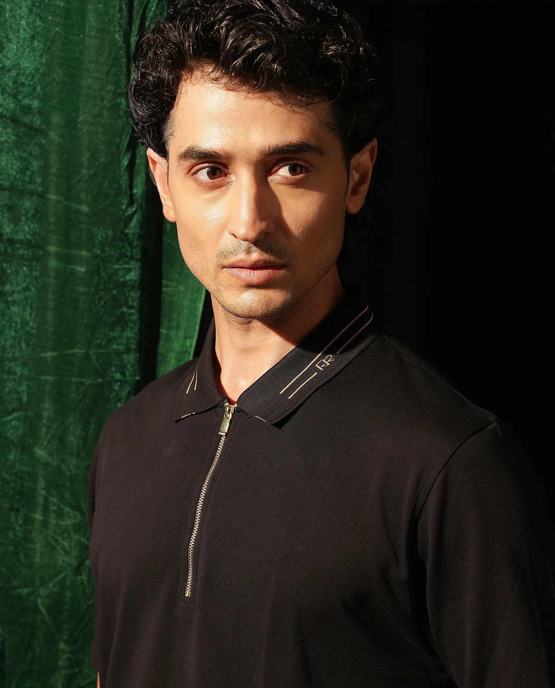 Rare Rabbit Mens Zire Black Short Sleeve Regular Fit Monogram Collar Solid Polo T-Shirt