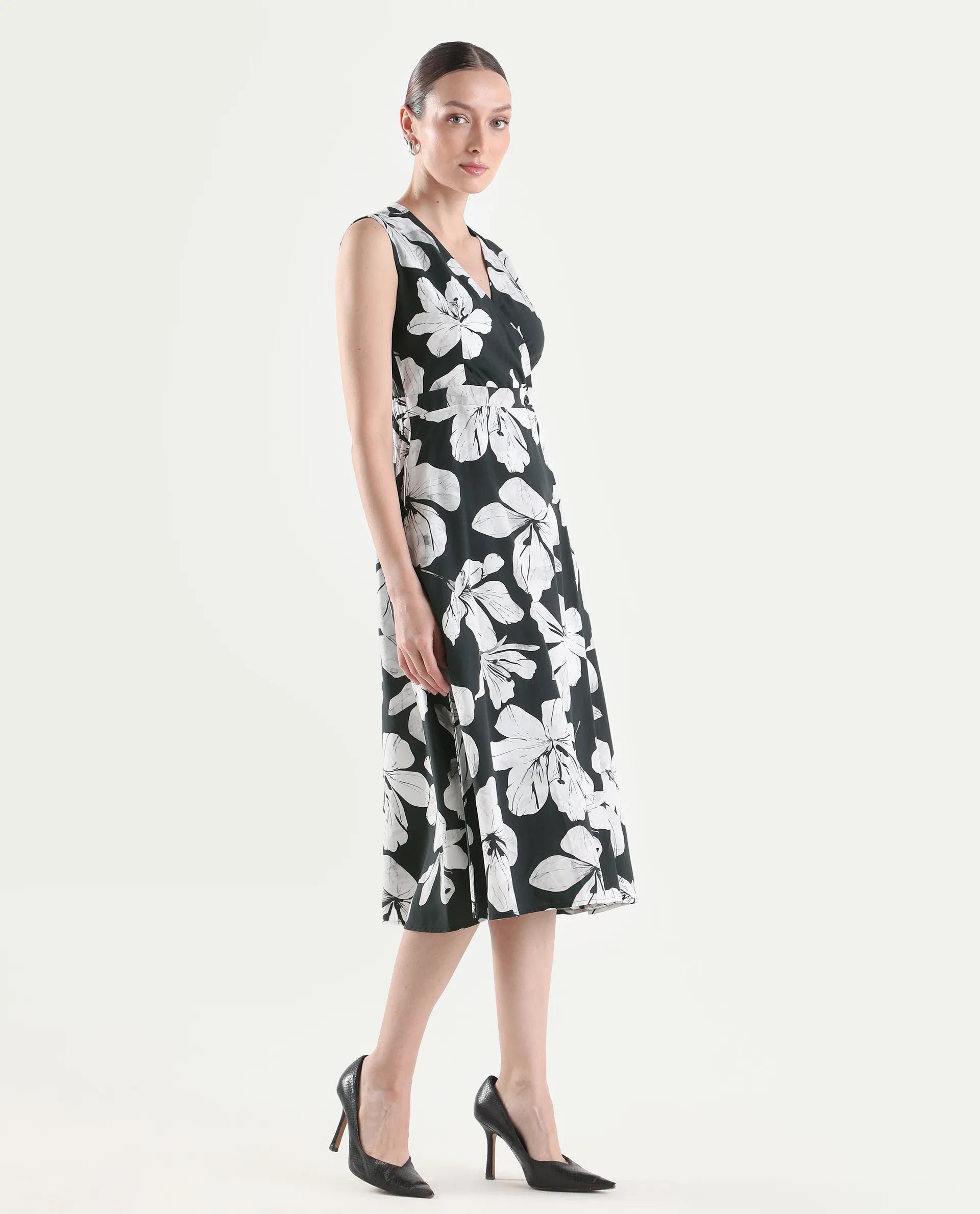 Rareism Women's Vlbee Black Viscose Sleeveless A-Line Floral Print Dress
