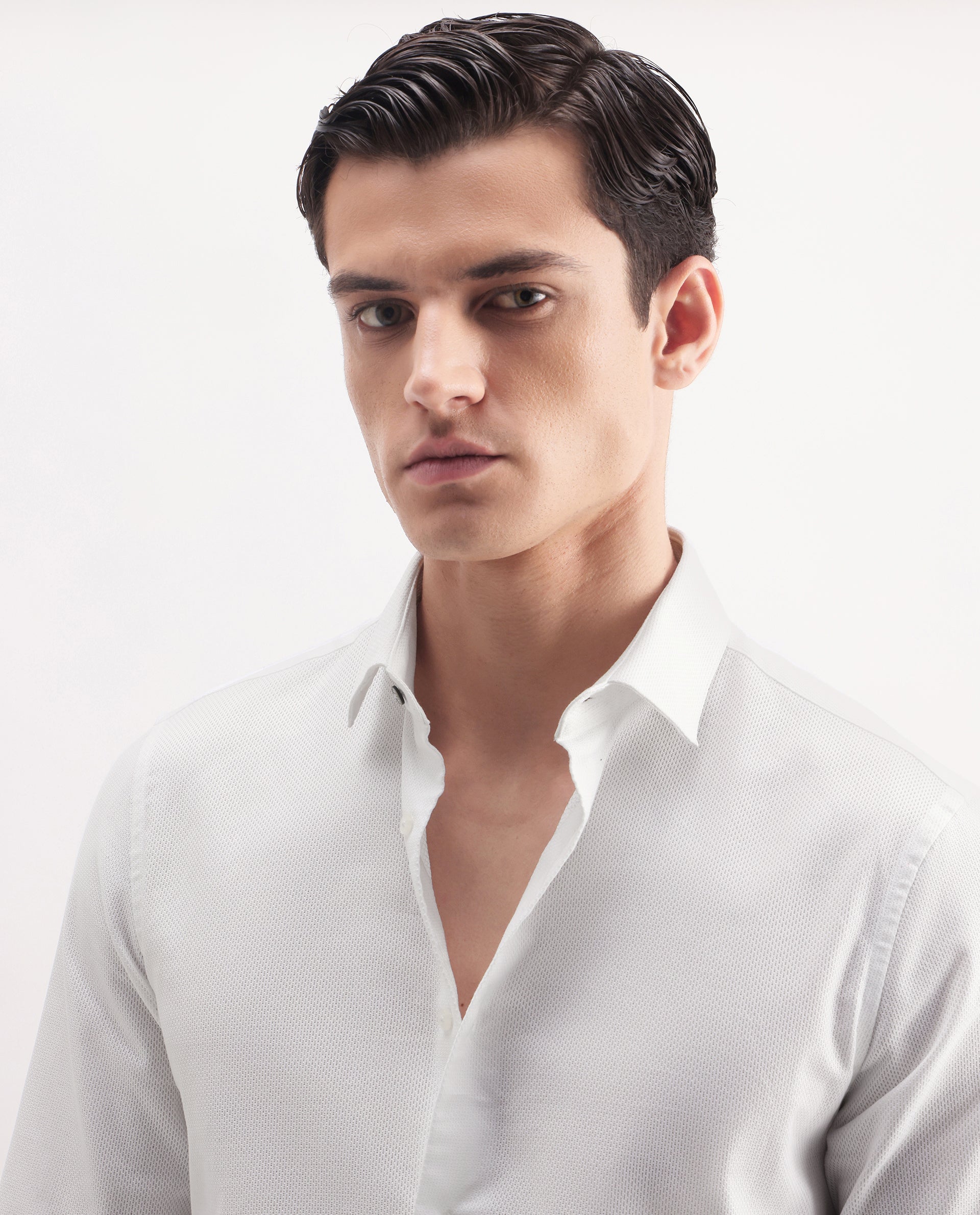 Rare Rabbit Men's Astron 25 White Cotton Blend Plain Regular Fit Full Sleeve Collared Shirt