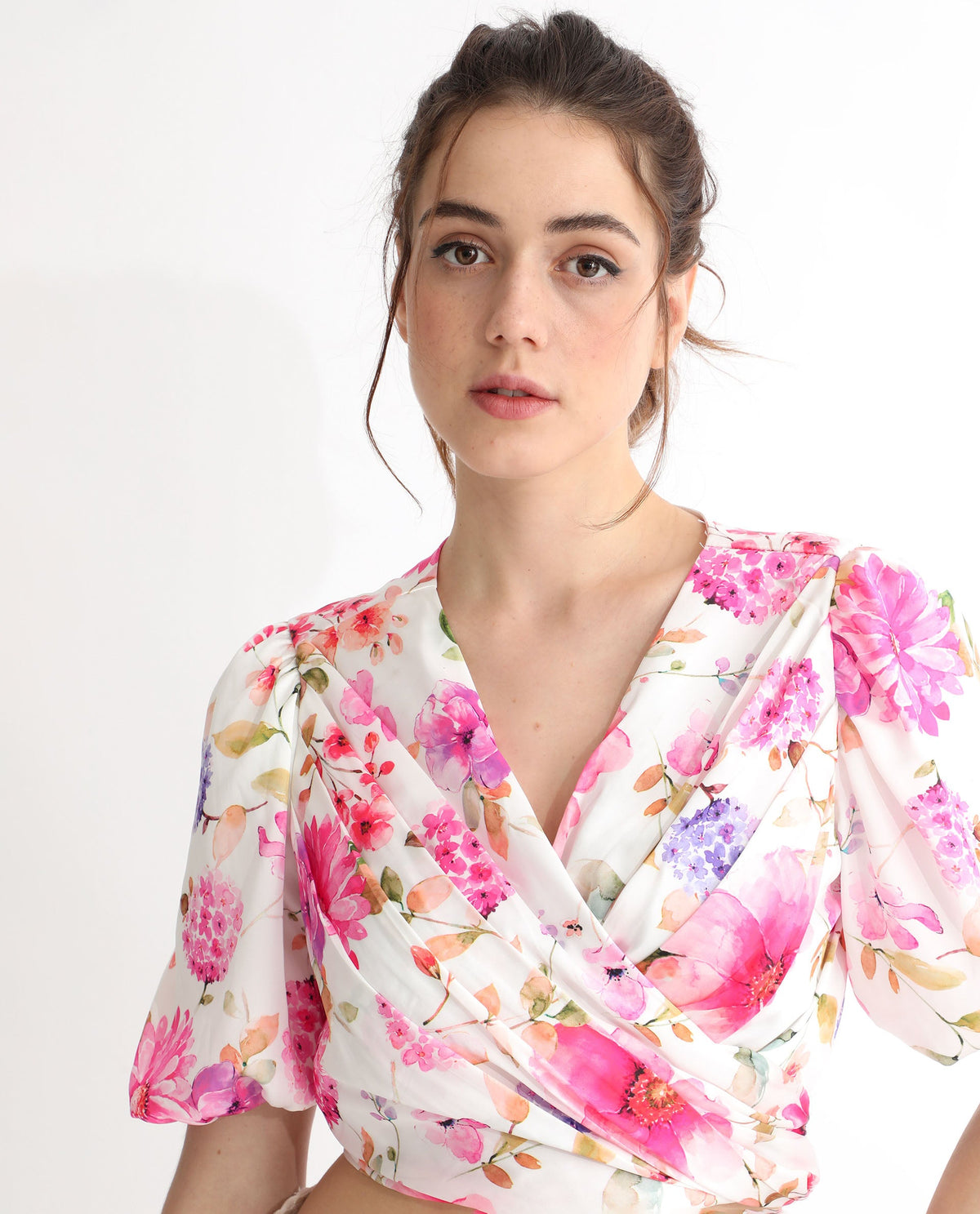 Rareism Women Dackio White Polyester Fabric Short Sleeves Tie-Up Closure V-Neck Balloon Sleeve Relaxed Fit Floral Print Cropped Top