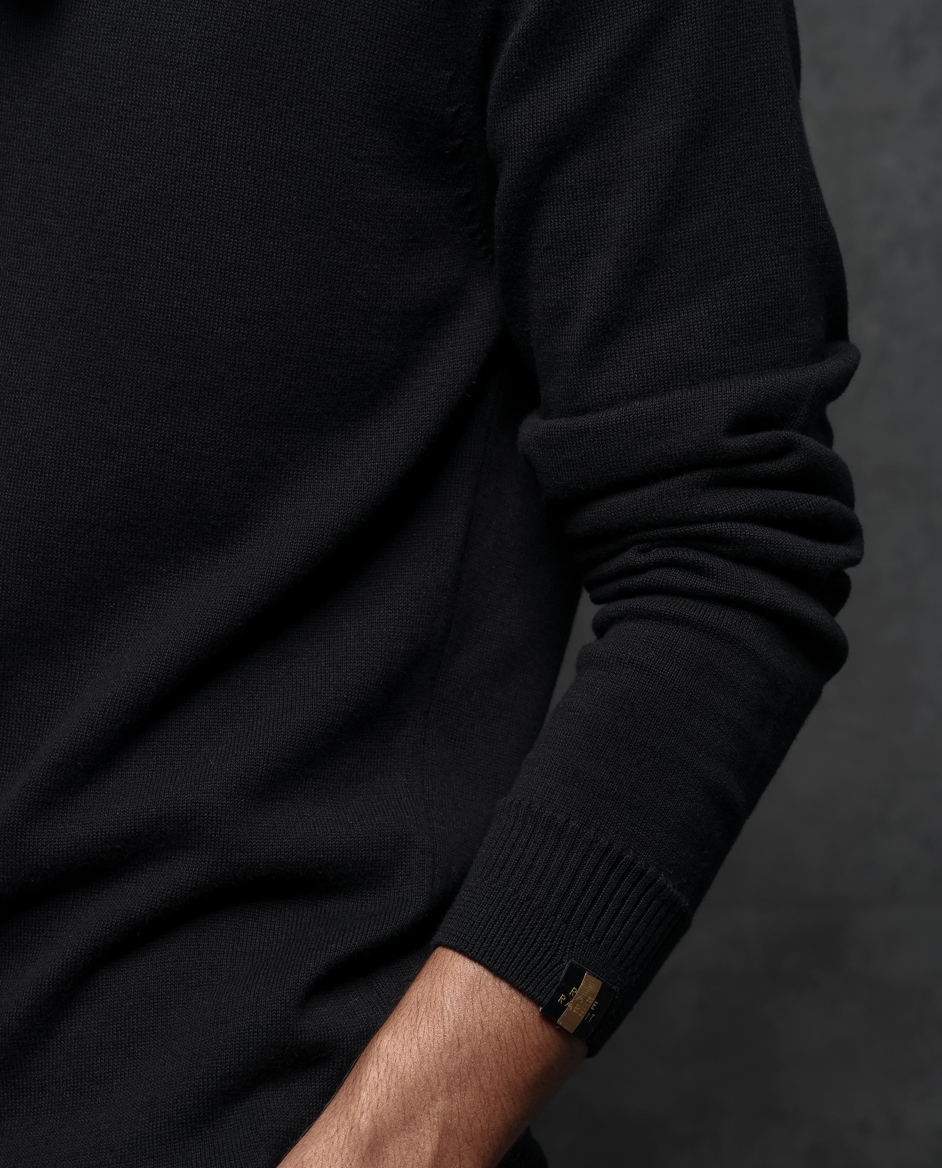 Full black outlet sweater