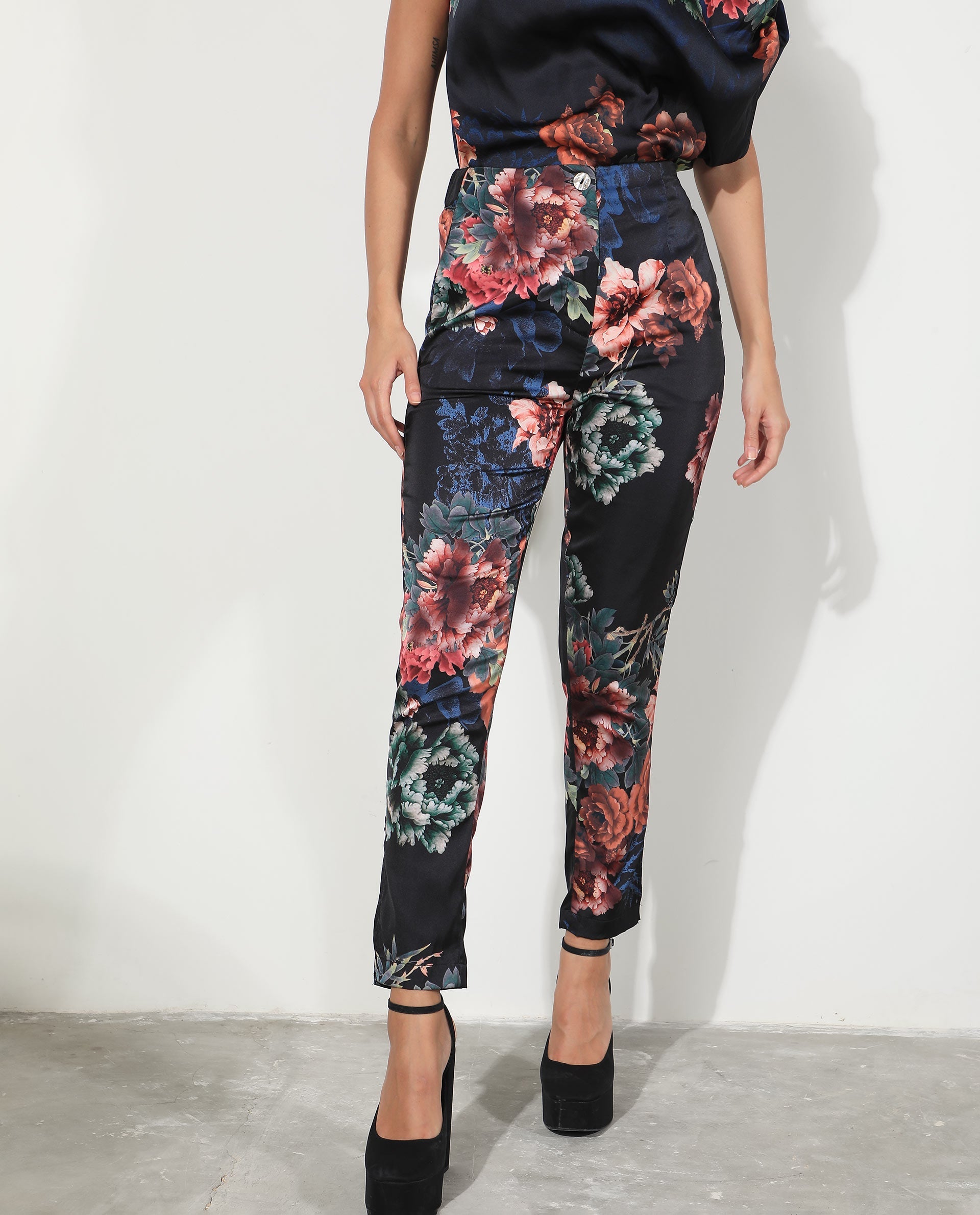 Rareism Women Wingadium Black Modal Fabric Regular Fit Floral Print Ankle Length Trousers