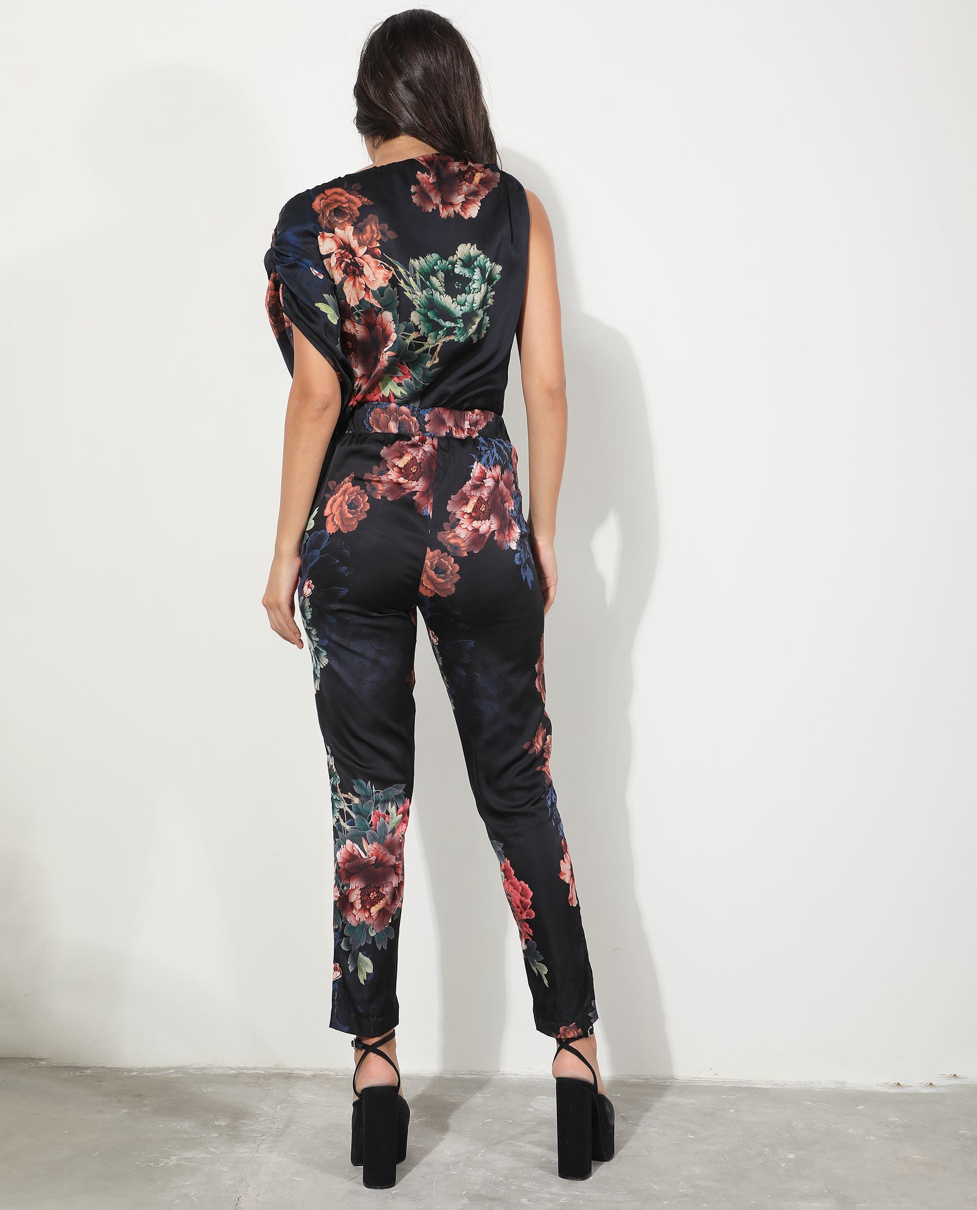 Rareism Women Wingadium Black Modal Fabric Regular Fit Floral Print Ankle Length Trousers