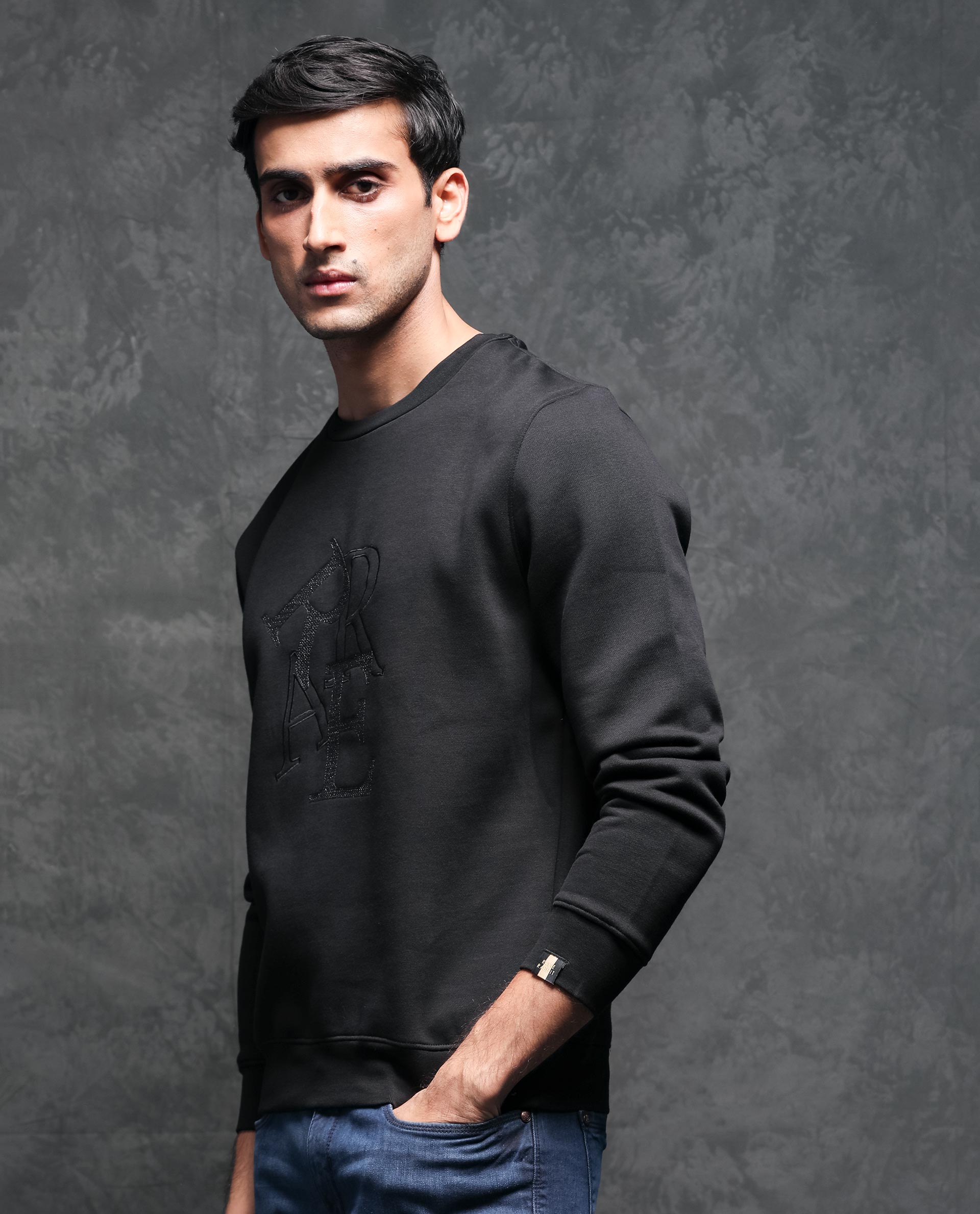 Black full store sleeve sweatshirt