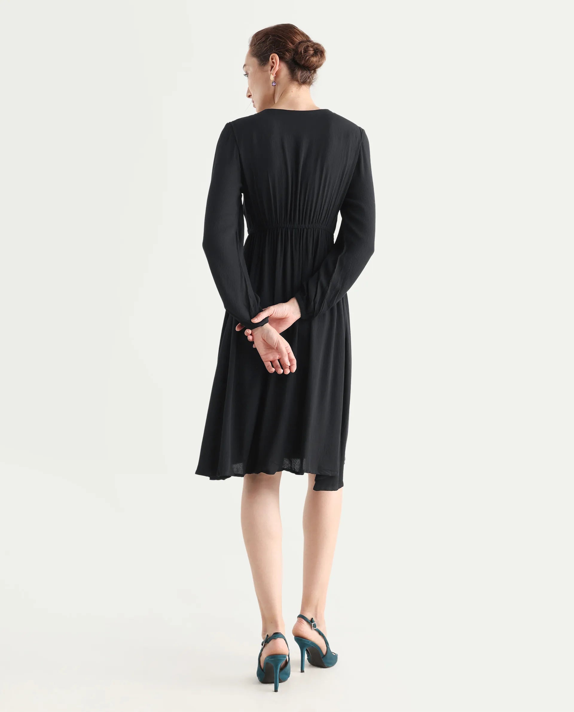 Buy Janog - Black Plain Knee Length Dress| Rareism Buy Janog - Black Plain Knee Length Dress| Rareism