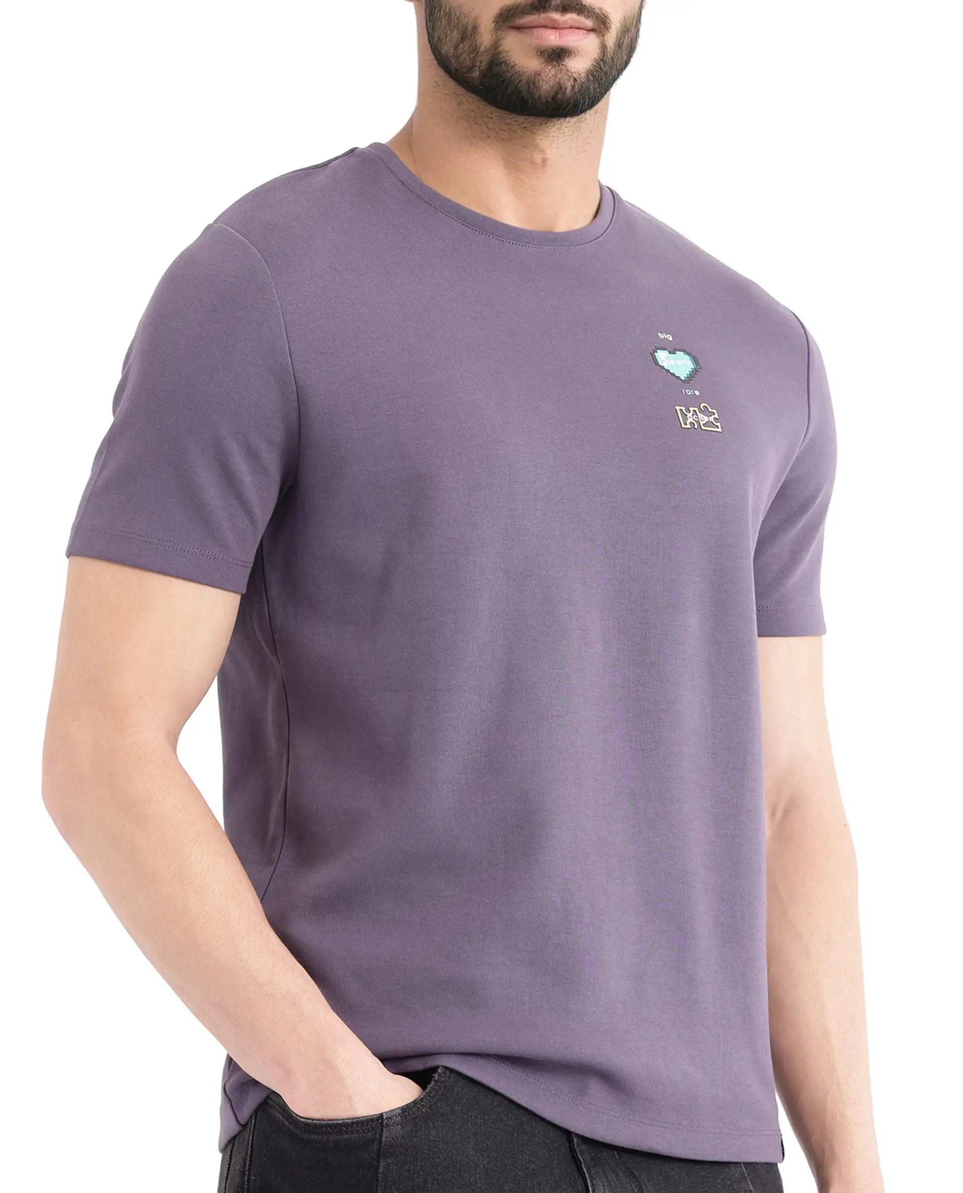 Rare Rabbit Men Luxa Pastel Purple Cotton Blend Fabric Short Sleeve Crew Neck HD Print Pocket Placement T-Shirt