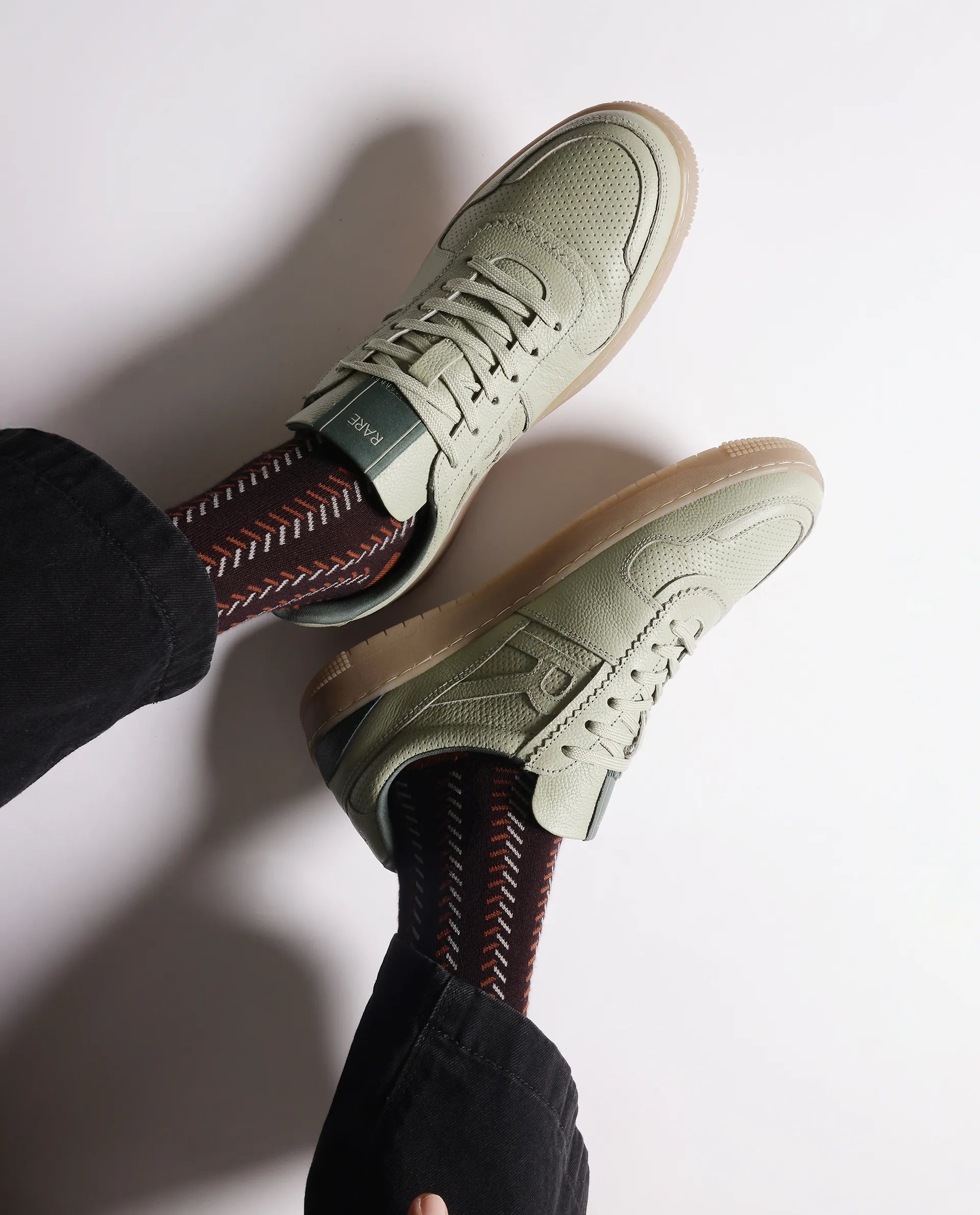 Rare Rabbit Mens Neva Sage Genuine Leather Lace-Up Closure Low -Top Dual Tone Sneaker