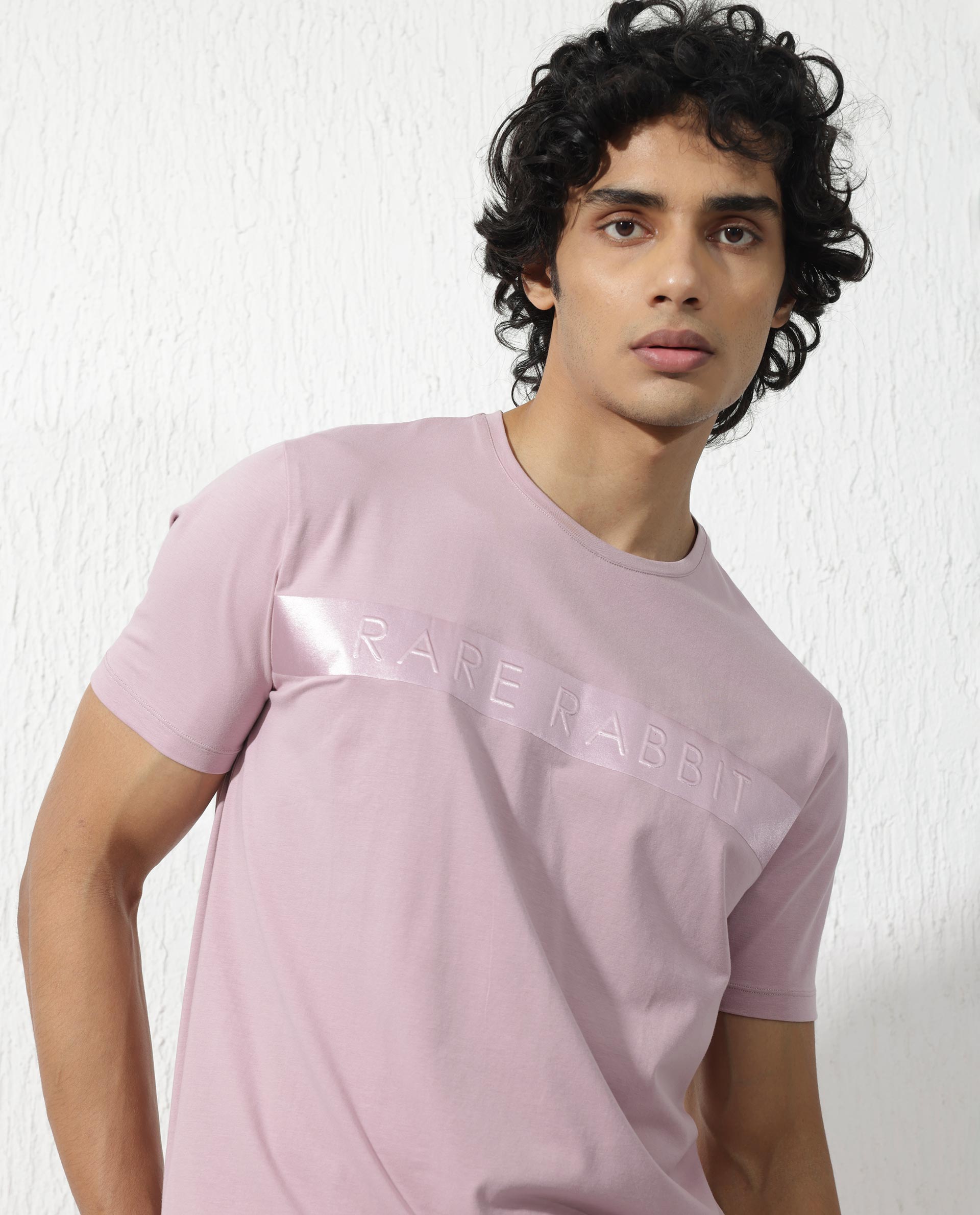 Rare Rabbit Mens Olios Light Pink Cotton Fabric Short Sleeve Crew Neck Satin Print T-Shirt
