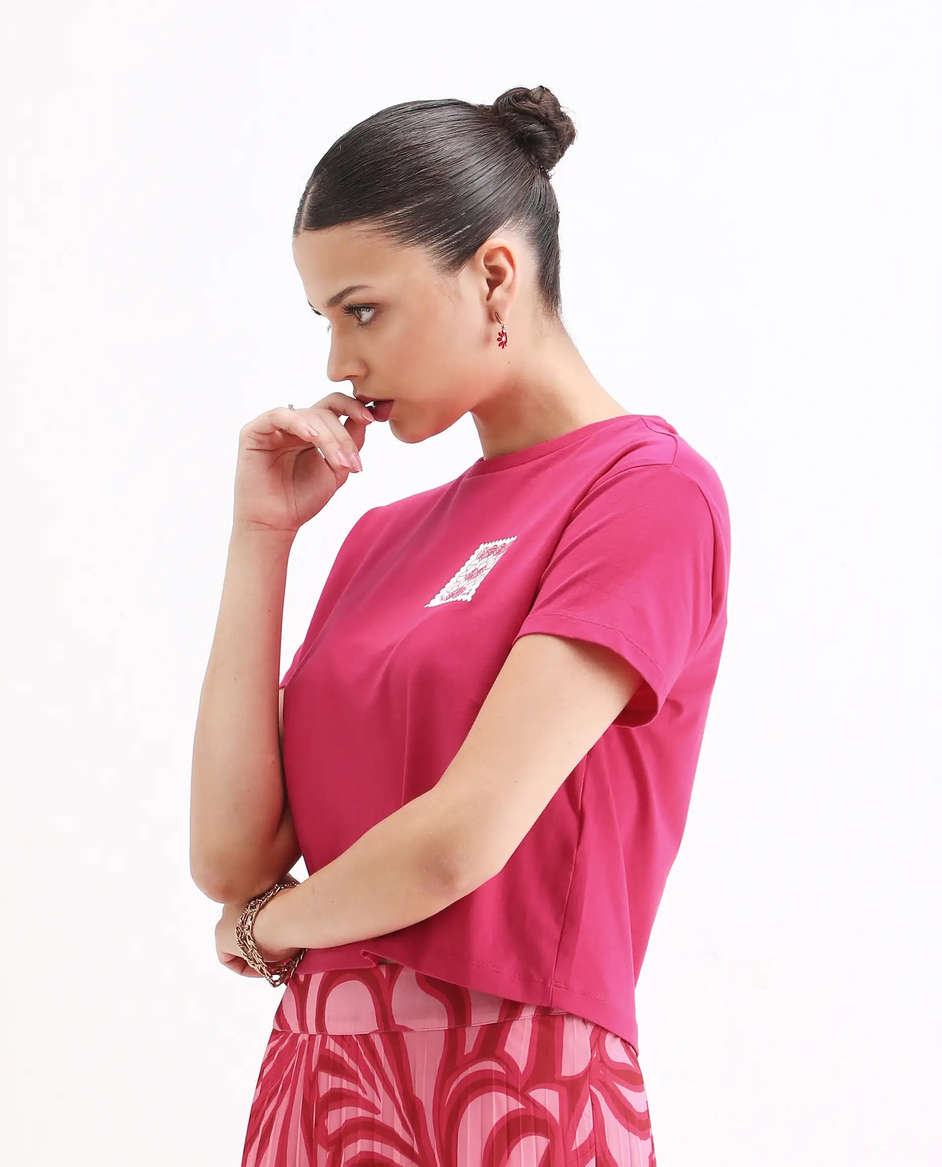Rareism Women's Somrey Pink Cotton Blend Crew Neck Graphic Print Crop Regular Fit T-Shirt