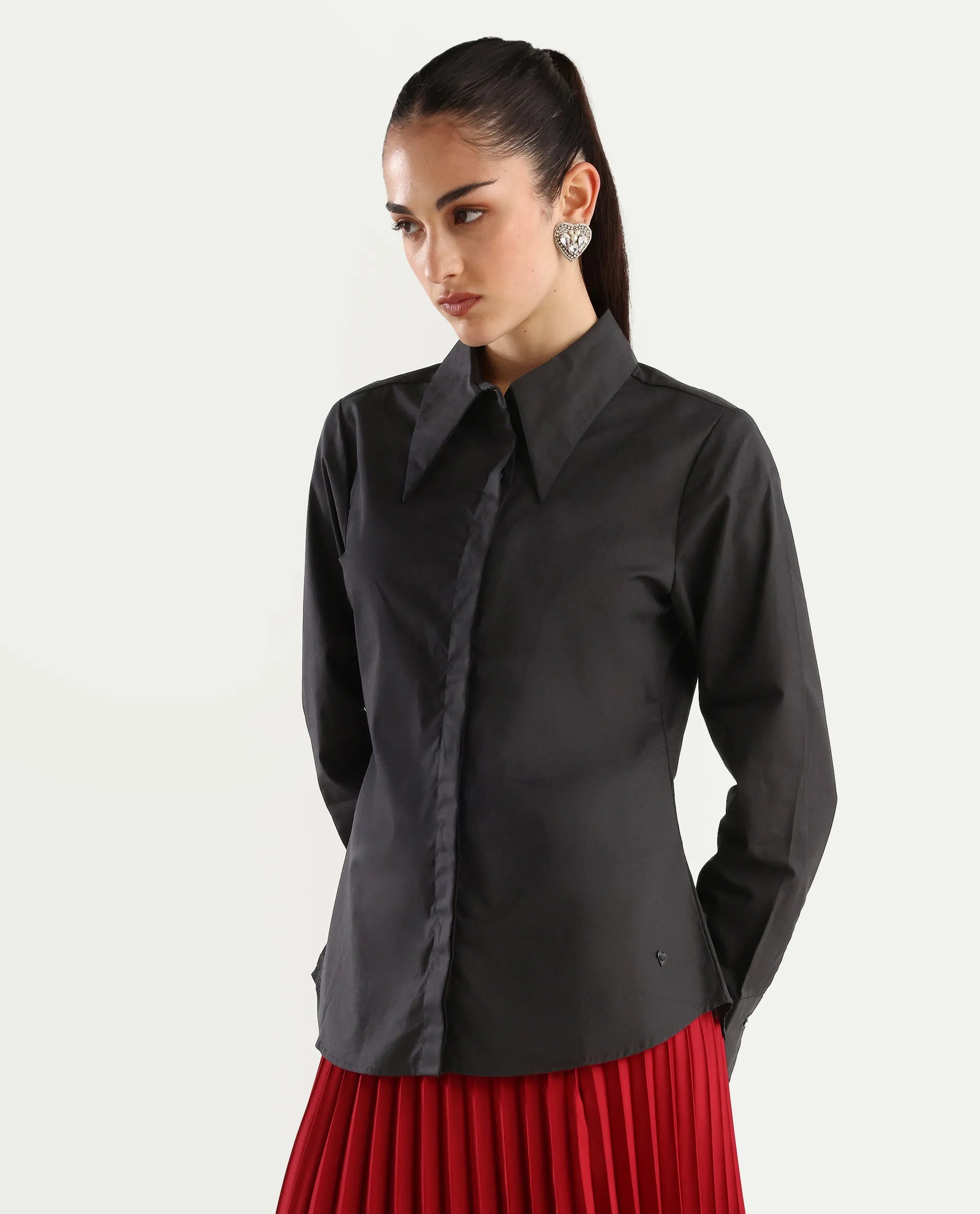 Rareism Women's Ceos Black Cotton Blend Spread Collar Plain Cuffed Sleeve Regular Fit Top