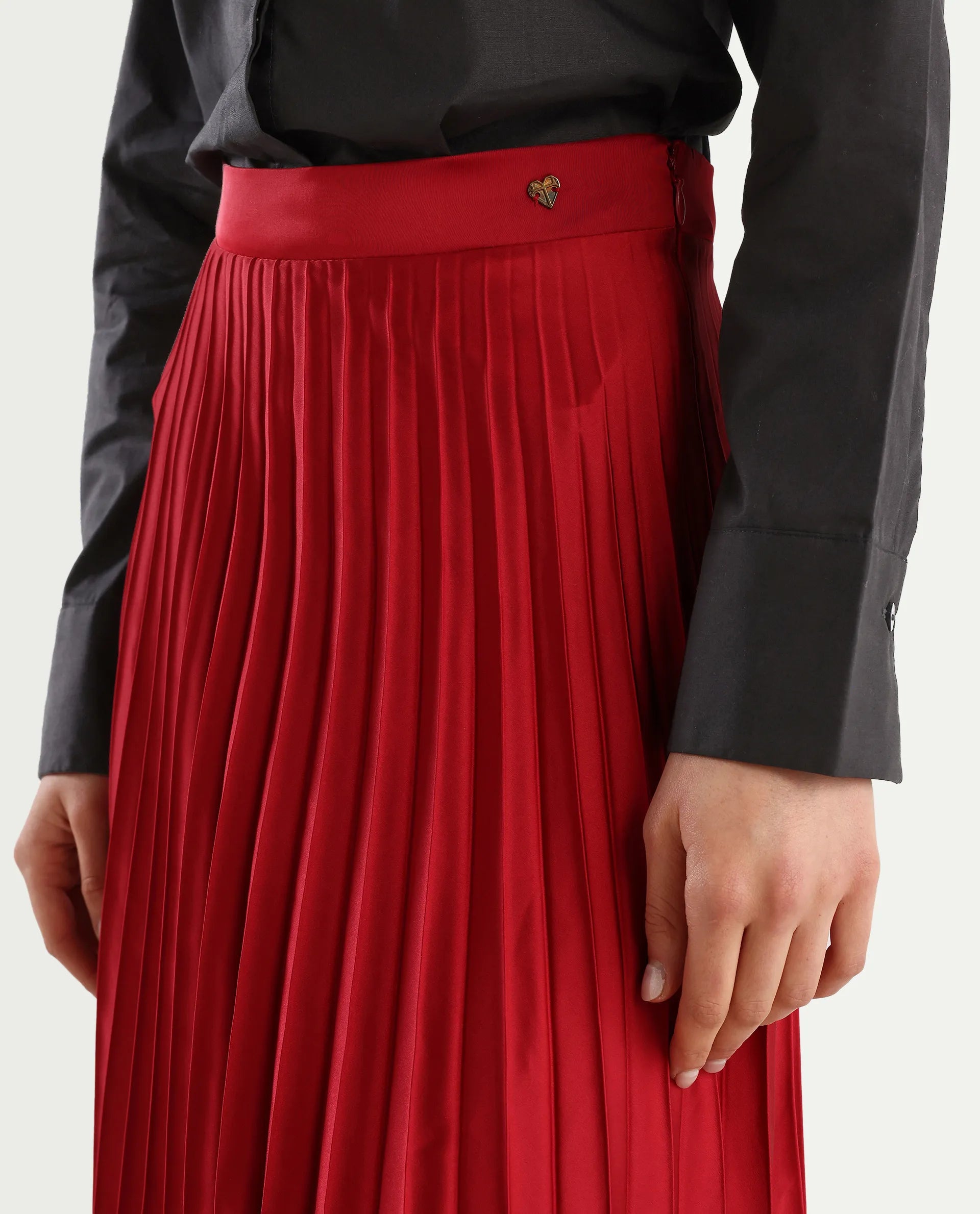 Rareism Women's Ceos Black Cotton Blend Spread Collar Plain Cuffed Sleeve Regular Fit Top