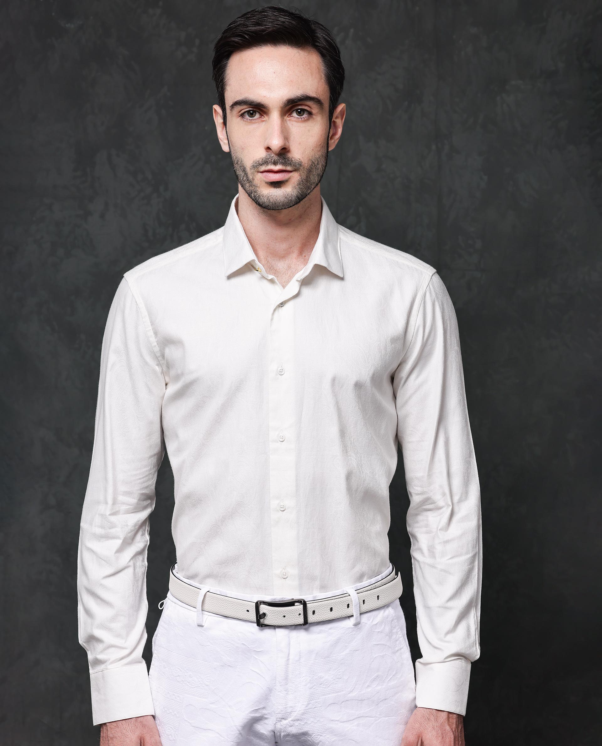 Illustration av spelrulle och minimalistisk design i off-white