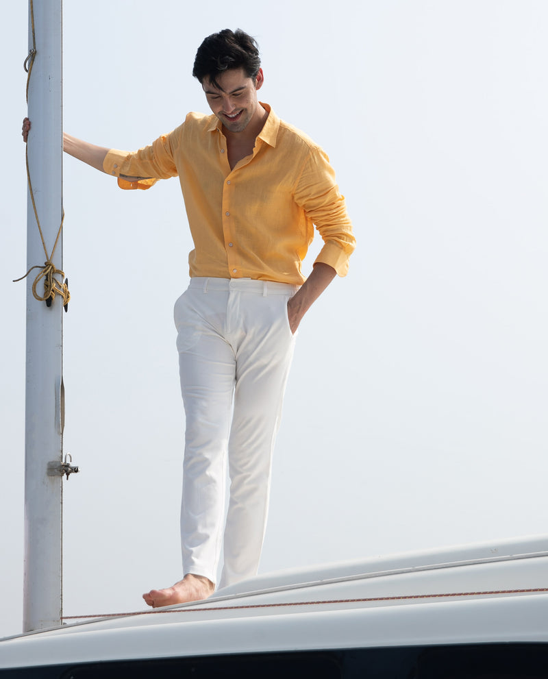 A color such as yellow creates a fun look with a pair of black and white  pants. | Moda ropa de trabajo, Outfits, Moda